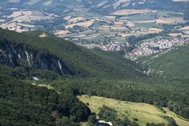 Yaz aylarında İtalya 'da Marche ve Umbria arasında Monte Cucco yakınlarındaki dağ manzarası