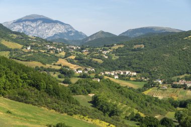 Yazın Monte Cucco, Fabriano, Ancona, Marche, İtalya yakınlarındaki dağ manzarası. Bastia manzarası, tarihi köy