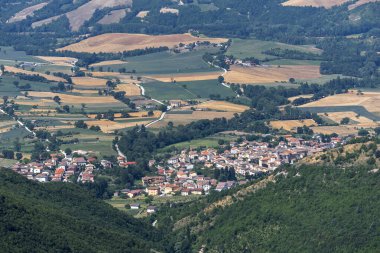 Yaz aylarında İtalya 'da Marche ve Umbria arasında Monte Cucco yakınlarındaki dağ manzarası