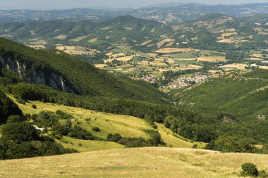 Yaz aylarında İtalya 'da Marche ve Umbria arasında Monte Cucco yakınlarındaki dağ manzarası