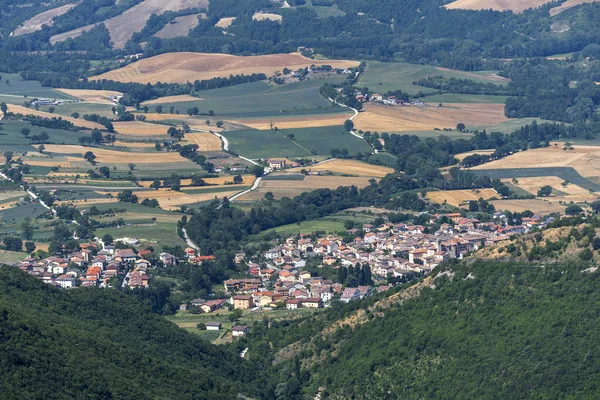 Yaz aylarında İtalya 'da Marche ve Umbria arasında Monte Cucco yakınlarındaki dağ manzarası