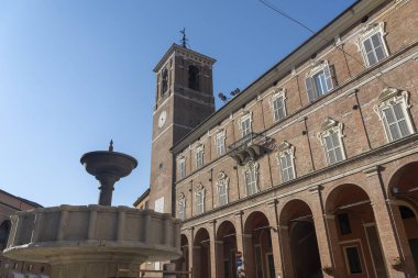 Fabriano, Ancona, Marche, İtalya: tarihi binaların dışı. Şehrin ana meydanı, Piazza del Comune, sabaha kadar.