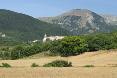 Yazın Monte Cucco, Fabriano, Ancona, Marche, İtalya yakınlarındaki dağ manzarası. Bastia manzarası, tarihi köy