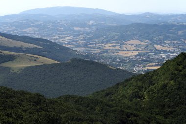 Yaz aylarında İtalya 'da Marche ve Umbria arasında Monte Cucco yakınlarındaki dağ manzarası