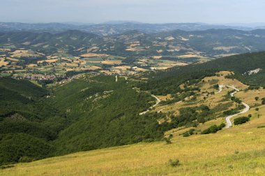 Yaz aylarında İtalya 'da Marche ve Umbria arasında Monte Cucco yakınlarındaki dağ manzarası