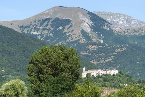 夏にはモンテ クスコ ファブリアーノ アンコーナ マルケ州 イタリアの近くの山の風景 バスティア 歴史的な村の眺め — ストック写真