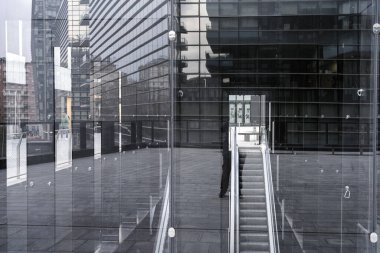 Milan, Lombardy, İtalya: Alvar Aalto Meydanı 'ndaki modern binalar. Yansımalar
