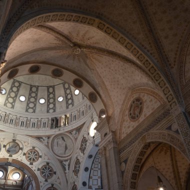 Milan, Lombardy, İtalya: Santa Maria delle Grazie 'nin tarihi kilisesinin içi