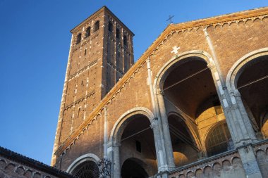 Milan, Lombardy, İtalya: Sant Ambrogio 'nun ortaçağ kilisesinin dışı. Ön cephe
