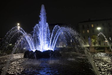 Milan, Lombardiya, İtalya: Geceleyin şehrin tarihi çeşmesi.