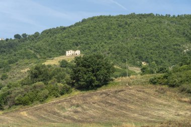 Gubbio 'dan Umbertide, Perugia, Umbria, İtalya' ya uzanan yaz manzarası