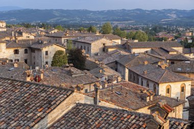 Gubbio, Perugia, Umbria, İtalya: Ortaçağ şehrinin tarihi binaları. Çatı.