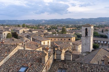 Gubbio, Perugia, Umbria, İtalya: Ortaçağ şehrinin tarihi binaları. Çatı.
