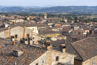 Gubbio, Perugia, Umbria, İtalya: Ortaçağ şehrinin tarihi binaları. Çatı.