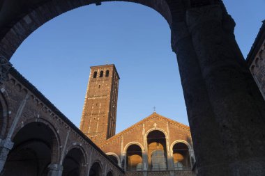 Milan, Lombardy, İtalya: Sant Ambrogio 'nun ortaçağ kilisesinin dışı