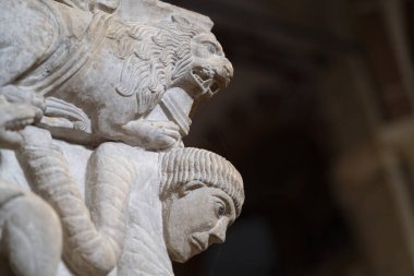 Milano 'daki Sant Ambrogio kilisesinde lahit (Lombardy, İtalya)