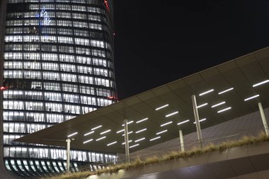 Milan, Lombardy, İtalya: Geceleri Citylife 'ın modern binaları. Hadid Kulesi