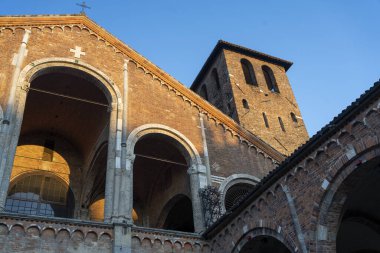 Milan, Lombardy, İtalya: Sant Ambrogio 'nun ortaçağ kilisesinin dışı. Ön cephe