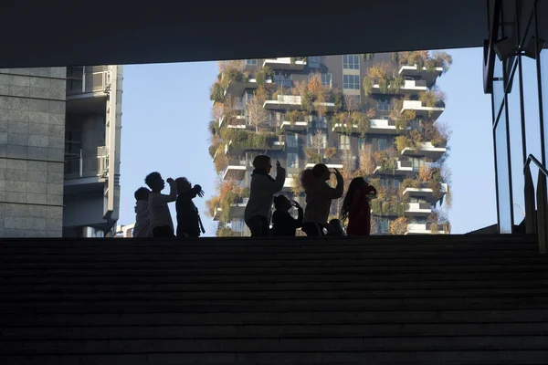 Silhueta Meninos Meninas Dançando Milão Praça Gae Aulenti Com Bosco — Fotografia de Stock