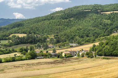 Umbertide 'den Monte Santa Maria Tiberina, Perugia, Umbria, İtalya' ya uzanan yaz manzarası