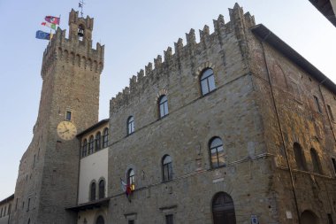 İtalya, Toskana, Arezzo 'daki tarihi binalar. Priori Sarayı Kulesi