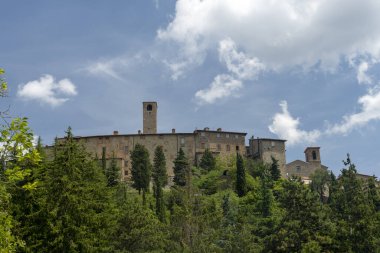 Umbertide 'den Monte Santa Maria Tiberina, Perugia, Umbria, İtalya' ya uzanan yaz manzarası