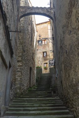 Anghiari 'nin eski tipik caddesi, İtalya' nın Toskana eyaletinde tarihi bir şehir.