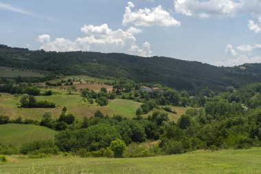 Umbertide 'den Monte Santa Maria Tiberina, Perugia, Umbria, İtalya' ya uzanan yaz manzarası