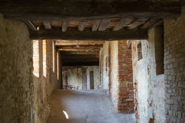 İtalya 'nın Toskana bölgesindeki Arezzo ilinin tarihi köyü Citerna' nın eski tipik kapalı caddesi.