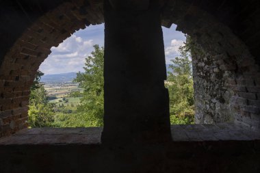 Citerna 'nın eski tipik caddesi, İtalya' nın Toskana eyaletinde tarihi bir köy.