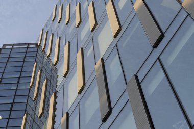 Milan, Lombardy, İtalya: Alvar Aalto Meydanı 'ndaki modern binalar. Yansımalar