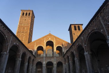 Milan, Lombardy, İtalya: Sant Ambrogio 'nun ortaçağ kilisesinin dışı. Ön cephe