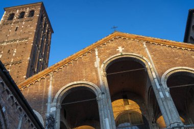 Milan, Lombardy, İtalya: Sant Ambrogio 'nun ortaçağ kilisesinin dışı. Ön cephe