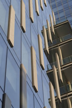 Milan, Lombardy, İtalya: Alvar Aalto Meydanı 'ndaki modern binalar. Yansımalar