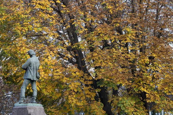 伦巴第 秋天的公园 名为Giardini Indro Montanelli 11月 朱塞佩 瑟托利雕像 1813 1874 — 图库照片