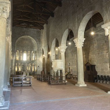 Gropina, Arezzo, Toskana, İtalya: ortaçağ kilisesinin içi