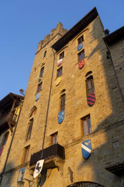 İtalya 'nın Arezzo kentindeki tarihi binalar: Piazza Grande, şehrin ana meydanı