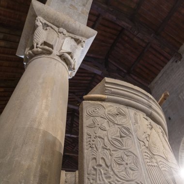 Gropina, Arezzo, Toskana, İtalya: ortaçağ kilisesinin içi