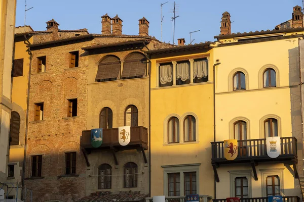 トスカーナ州アレッツォの歴史的建造物イタリア ピアッツァ グランデ 市内のメイン広場 — ストック写真