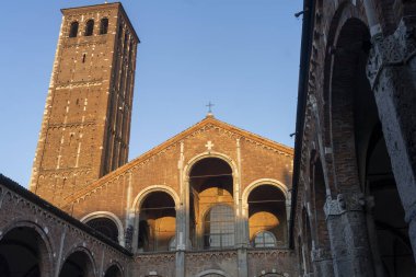 Milan, Lombardy, İtalya: Sant Ambrogio 'nun ortaçağ kilisesinin dışı. Ön cephe