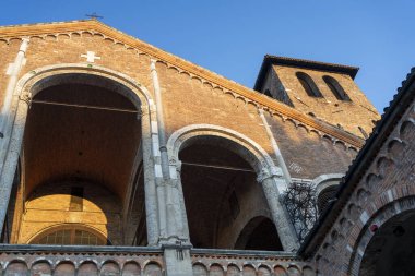 Milan, Lombardy, İtalya: Sant Ambrogio 'nun ortaçağ kilisesinin dışı. Ön cephe