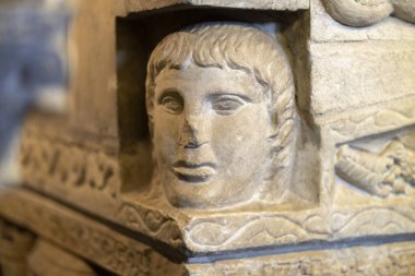 Milano 'daki Sant Ambrogio kilisesinde lahit (Lombardy, İtalya)