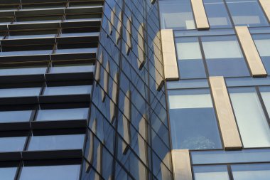 Milan, Lombardy, İtalya: Alvar Aalto Meydanı 'ndaki modern binalar. Yansımalar