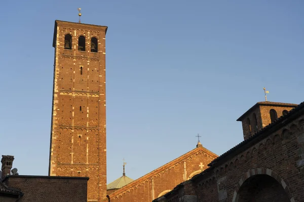 意大利伦巴第米兰 圣安布罗吉奥中世纪教堂的外部 — 图库照片