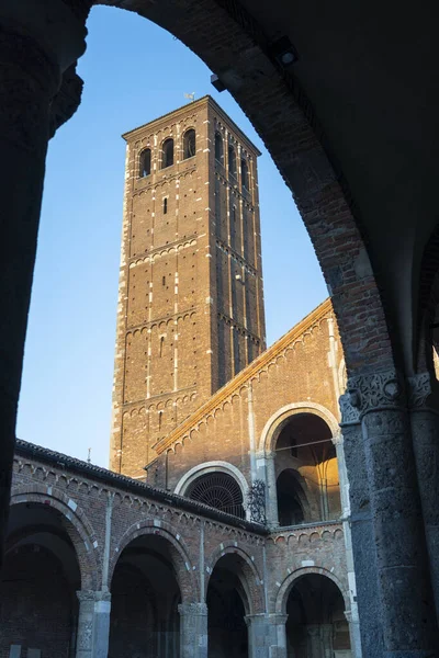 Milan Lombardy Talya Sant Ambrogio Nun Ortaçağ Kilisesinin Dışı Cephe — Stok fotoğraf