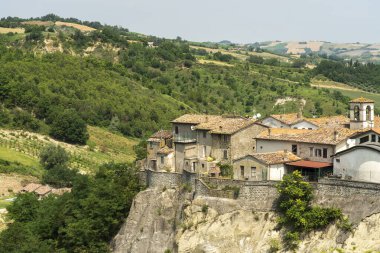 Linaro yakınlarındaki yaz manzarası, Forli Cesena, Emilia Romagna, İtalya, Appennino 'daki eski köy