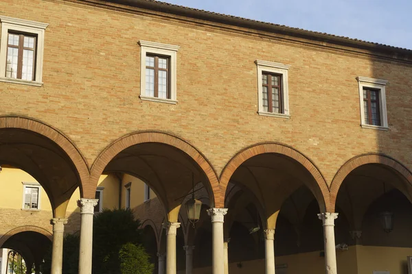 意大利埃米利亚罗马纳Forli的Aurelio Saffi广场 San Mercuriale的外部修道院 — 图库照片