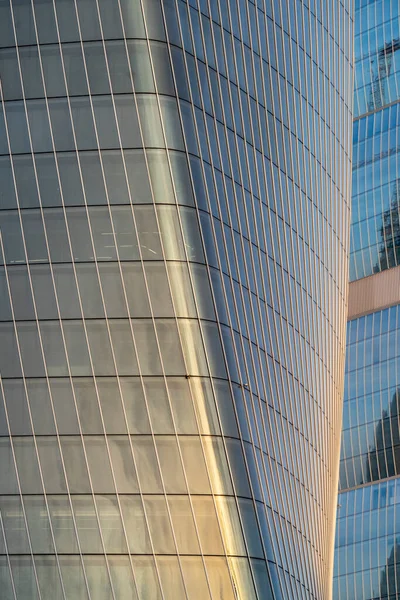 Milan, Lombardiya, İtalya: modern şehir hayatı, park: Hadid ve Isozaki kuleleri