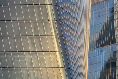 Milan, Lombardiya, İtalya: modern şehir hayatı, park: Hadid ve Isozaki kuleleri