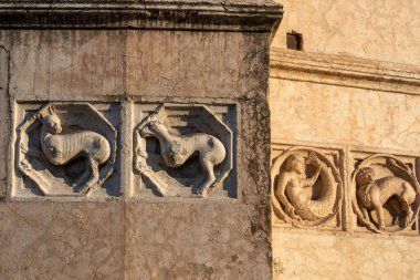 Parma, Emilia-Romagna, İtalya 'nın ortaçağ katedralinin (Duomo) dışı. Ön cephenin ayrıntıları